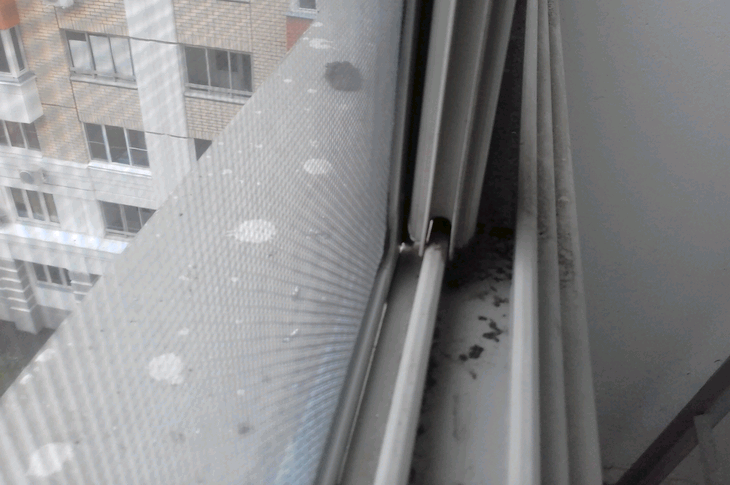 Рамочная москитная сетка на раздвижном балконе от застройщика